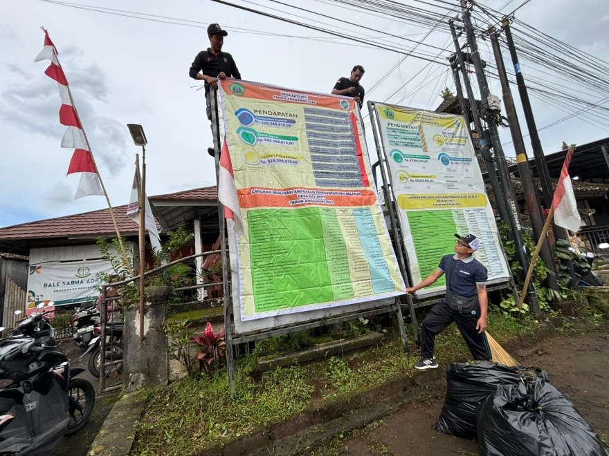 Desa Baturiti Pasang Baliho Realisasi Dana dan Infografis Anggaran 2026 Bersamaan dengan Kegiatan Bersih-Bersih